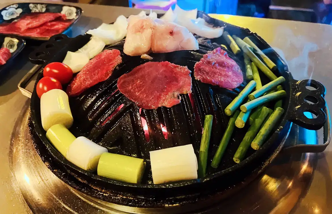 화로에 우설을 굽고 있는 모습