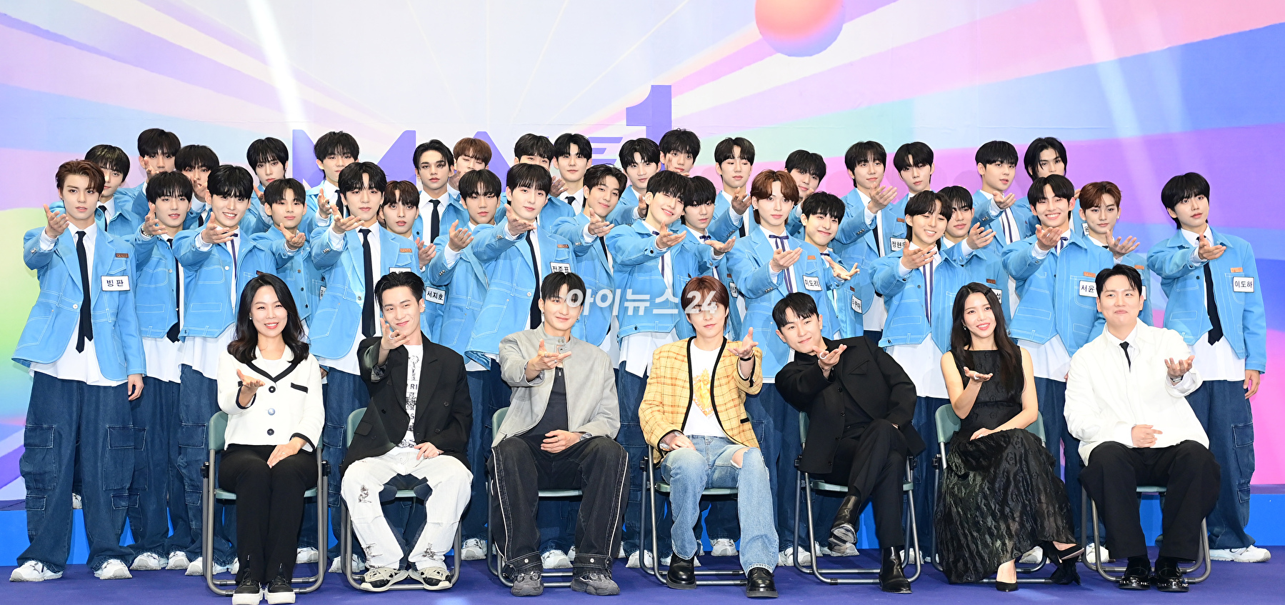 8일 오전 서울 영등포구 여의도동 KBS 신관 웨딩홀에서 열린 KBS 2TV 글로벌 아이돌 데뷔 프로젝트 '메이크메이트원'(MAKE MATE 1, MA1) 제작발표회에서 시우민, 임한별, 솔라, 한해, 김성은을 비롯한 참가자 35명이 포토타임을 갖고 있다. [사진=정소희 기자]