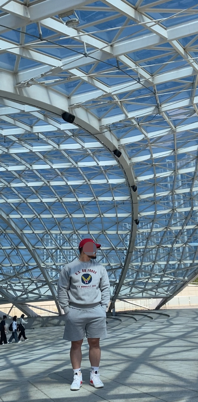 데일리룩(2025. 4. 25.)빈티지 볼캡 레드, 유니폼브릿지 멜란지 맨투맨 스웨트셔츠 , 무신사스탠다드 무신사 스웨트 쇼츠, 나이키 삭스 양말, 나이키 블레이저 미드 77 점보