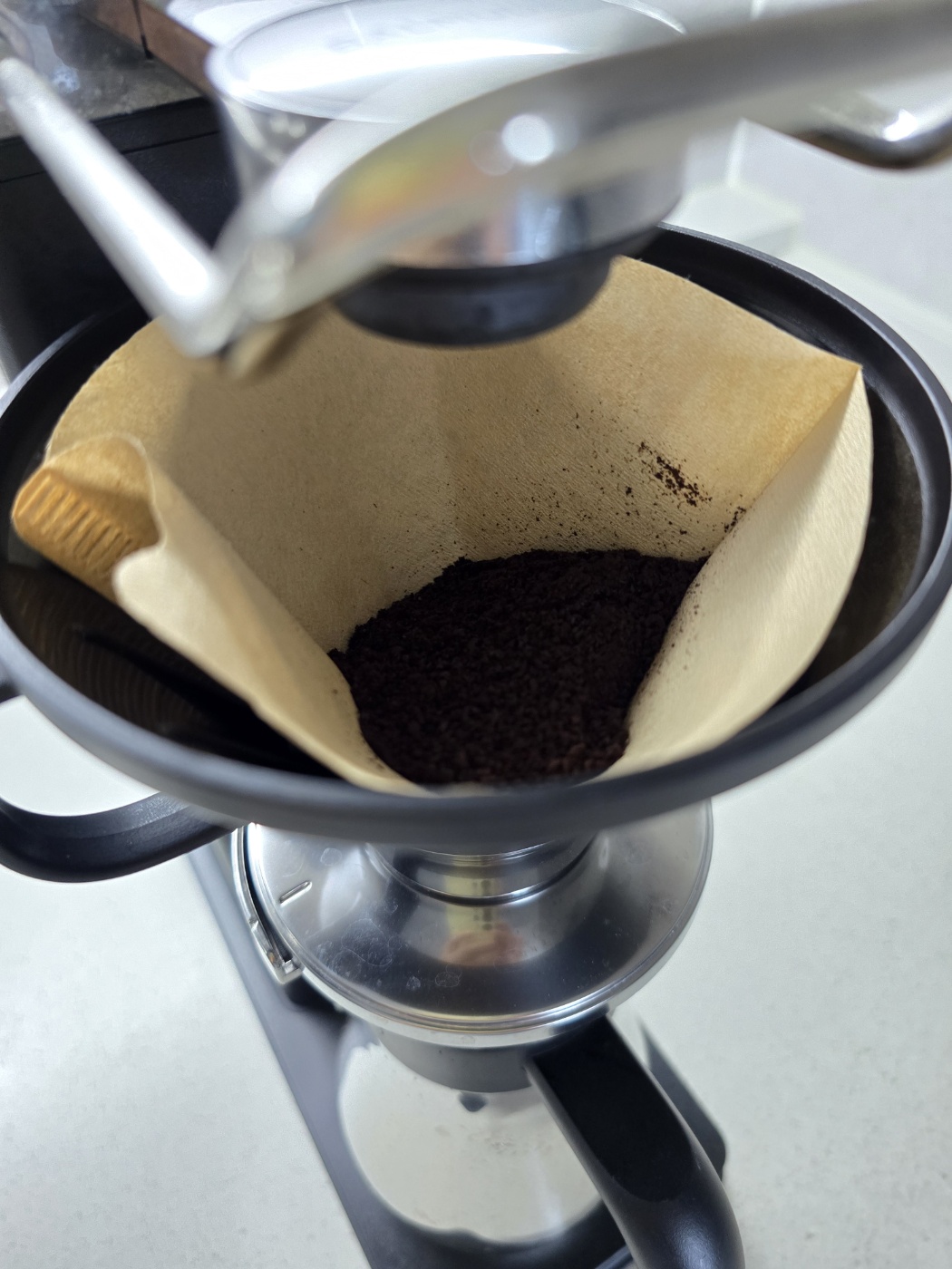 필터에 원두를 넣고 커피를 내려요