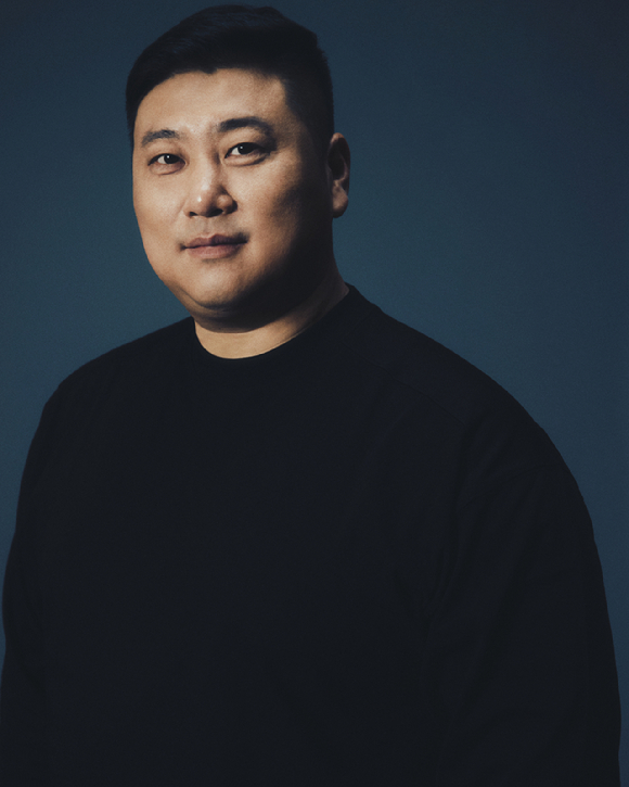 허명행 감독이 넷플릭스 영화 '황야' 인터뷰에 앞서 포즈를 취하고 있다. [사진=넷플릭스]
