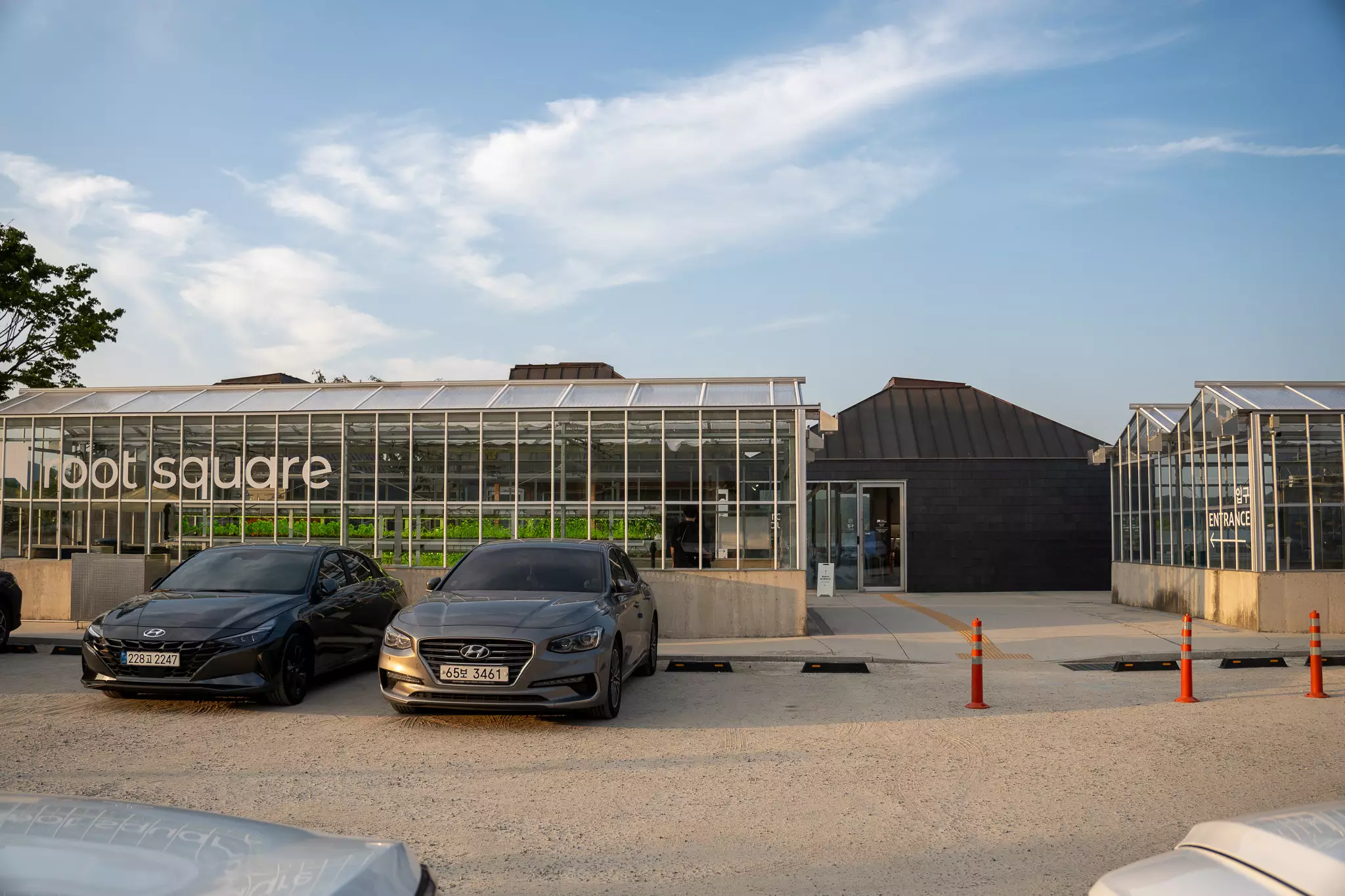 뤁스퀘어-외부-입구