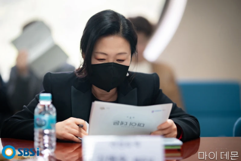 검은 자켓에 검은 머리를 하고 있는 드라마 마이 데몬의 주천숙