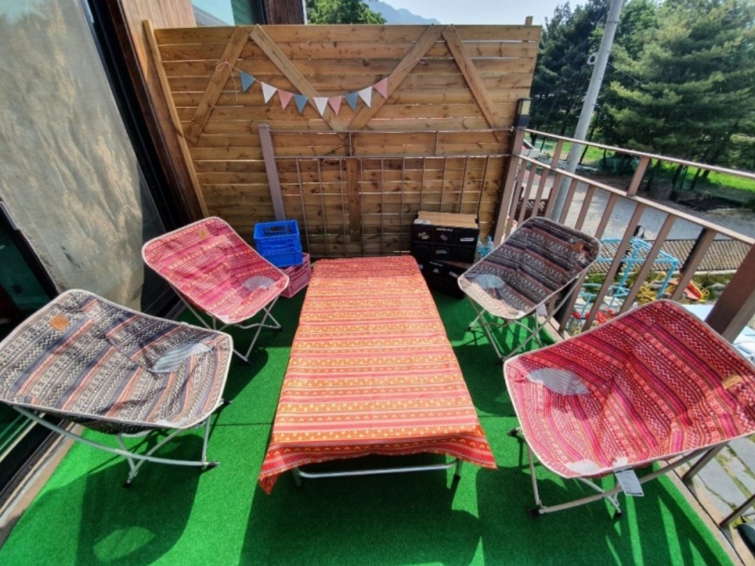 출처-업체 사진 쉴만한 물가 펜션 개별 테라스