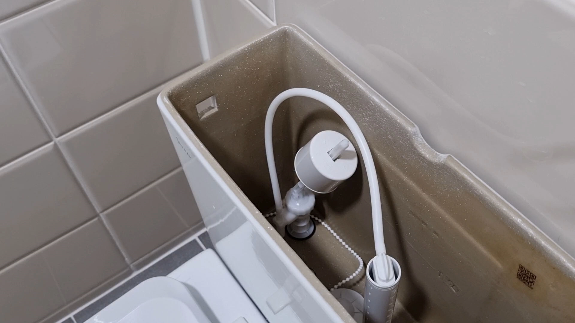 변기 물탱크 호스 연결 모습