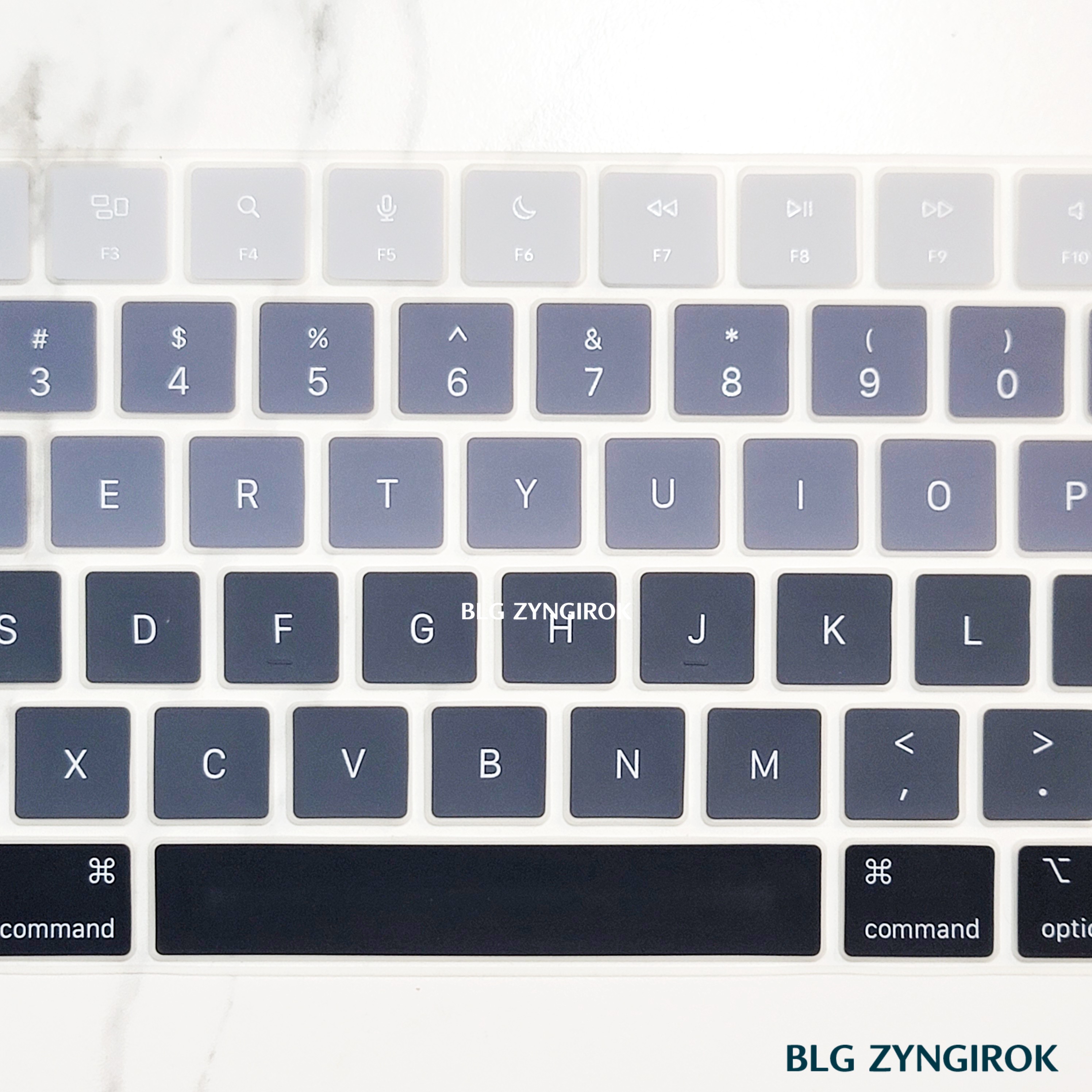 네이비 그라데이션 톤 매직 키보드 스킨 모습이다.