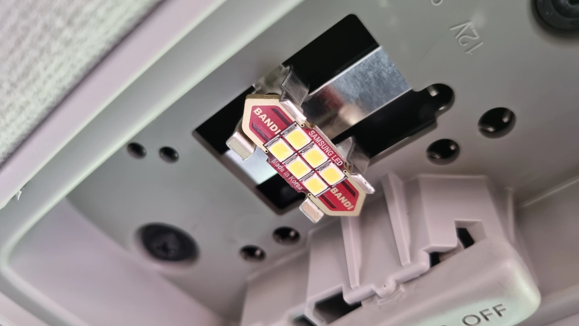 LED 전구 끼운 모습