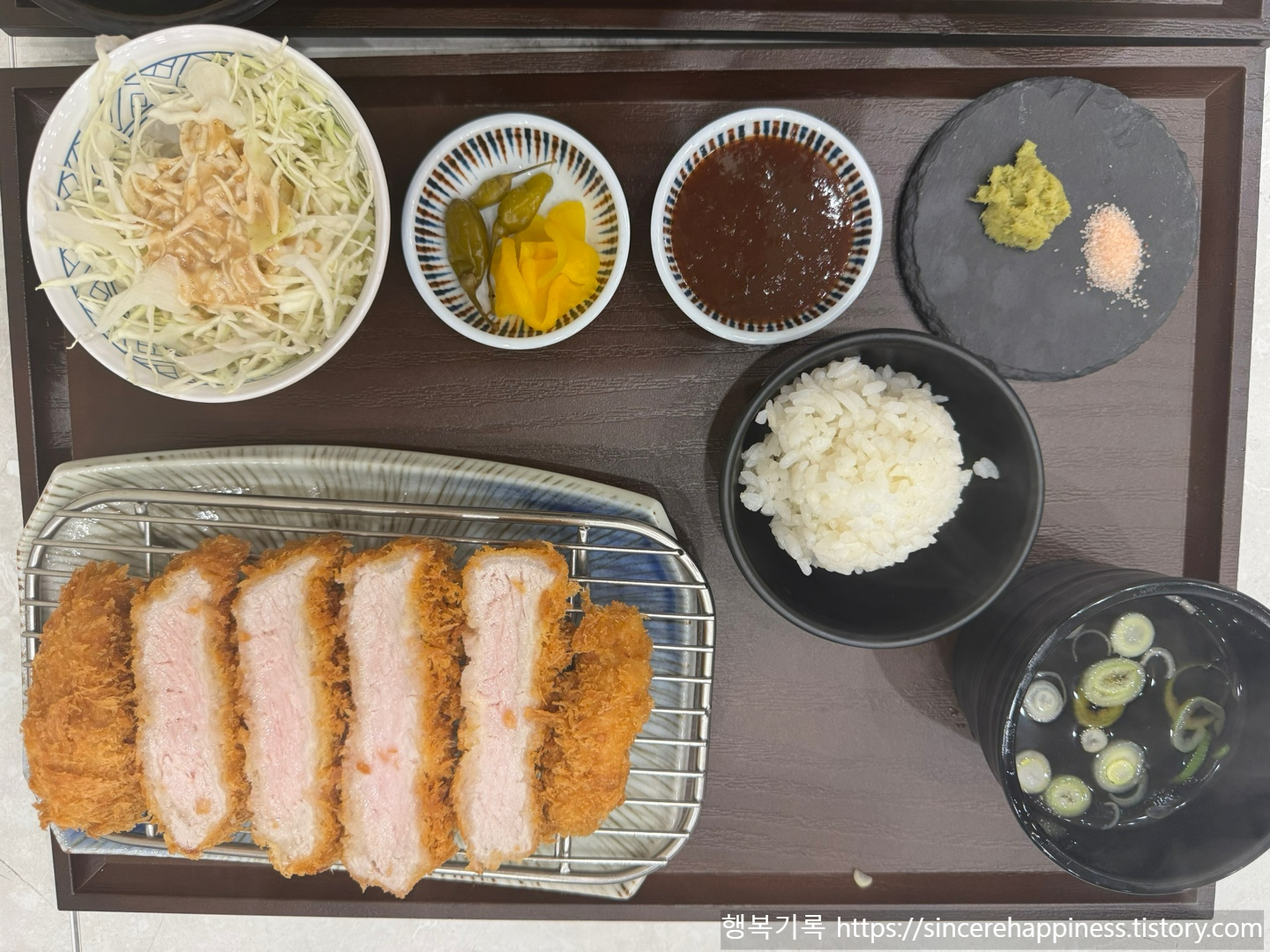 두툼한 등심과 샐러드, 장국이 포함된 삼성동 돈카츠 로스카츠 정식