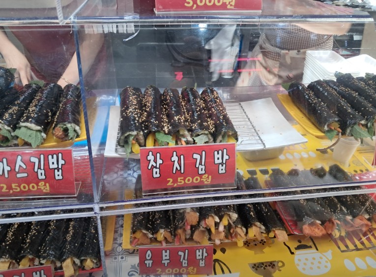 6시내고향 관문상가시장 김밥을 썰고 있는 모습