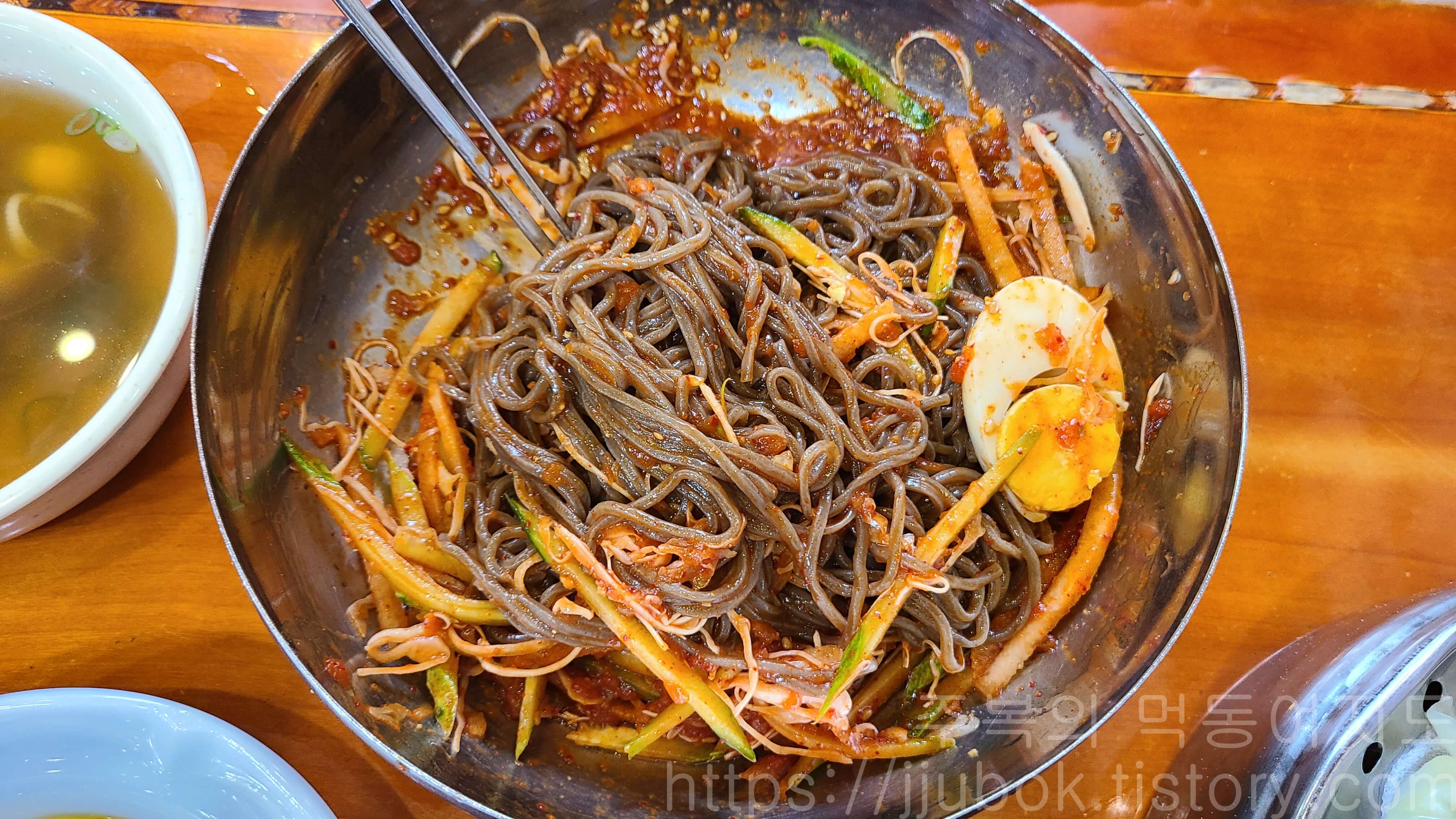 청실홍실-모밀비빔국수-비주얼