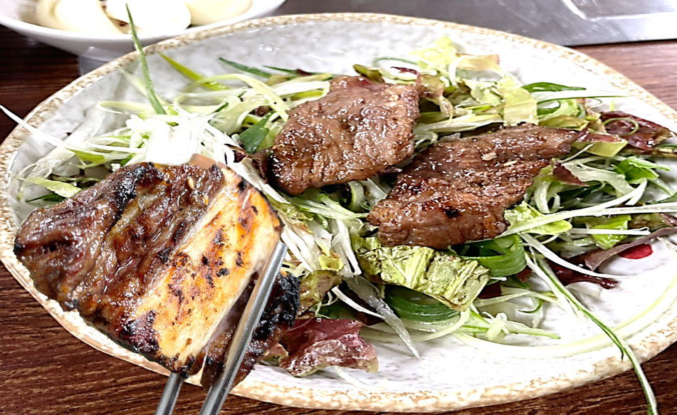 미국산 양념 소갈비구이가 파채 위에 올려진 모습