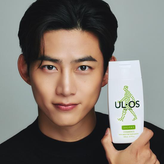 하얀색 케이스에 들어있는 화장품을 들고 포즈를 취한 남자모델