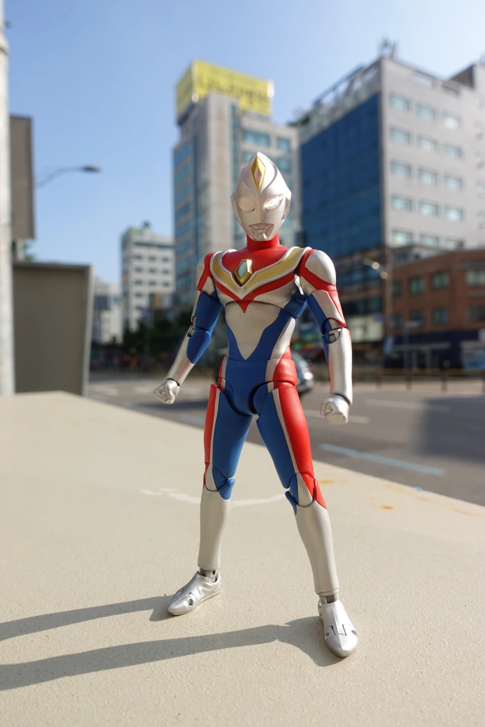 울트라맨-피규어를-대낮에-소니-ZV1-컴팩트-디지털카메라로-촬영한-사진