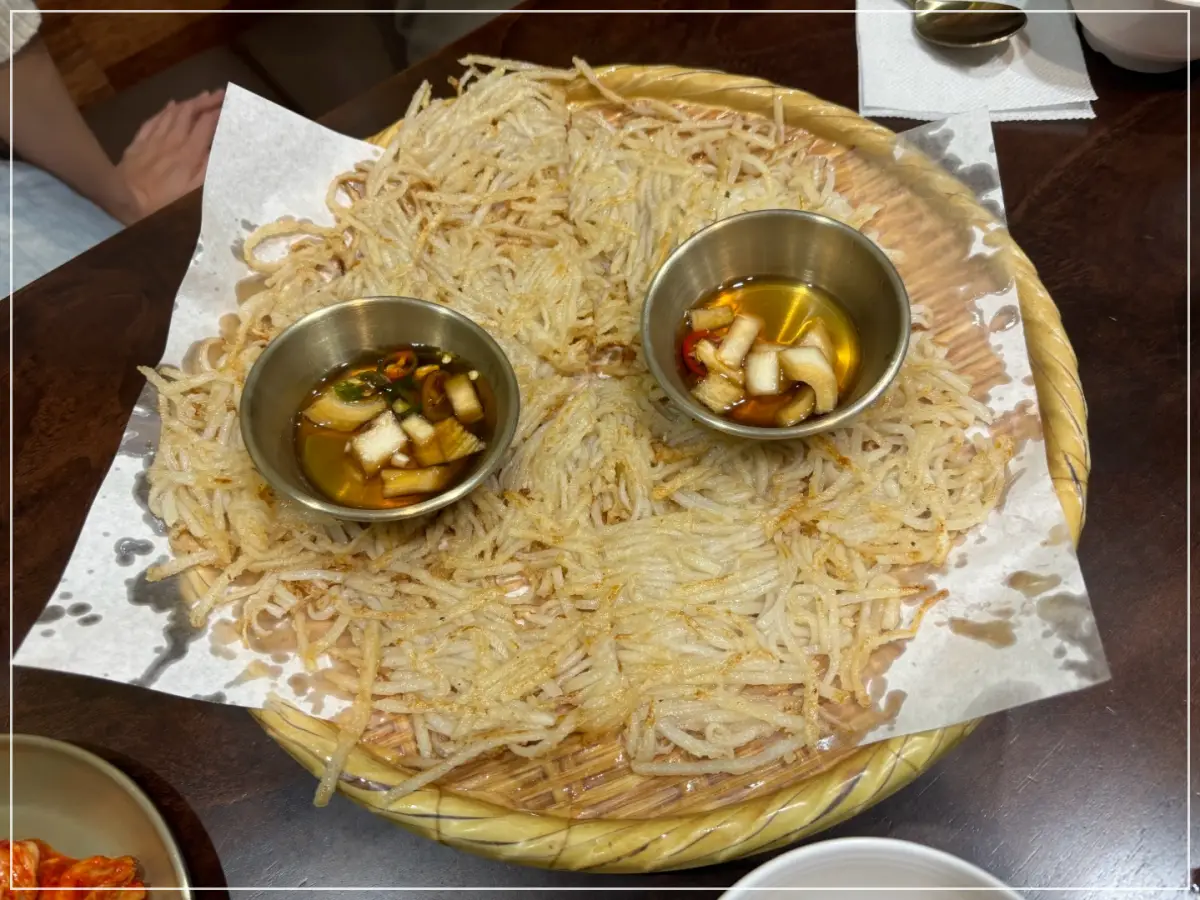 종로수제비-계동점-감자전-간장종지-올려있는-사진
