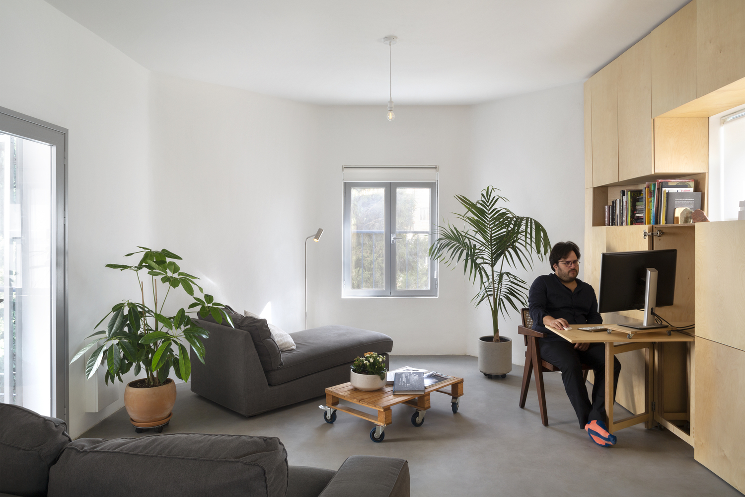 거실에서-업무중인-남성