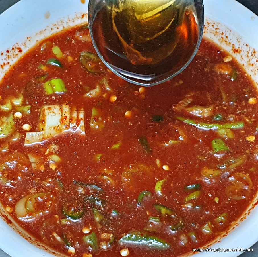 두부조림 양념에 참기름을 1/2T 넣는 사진