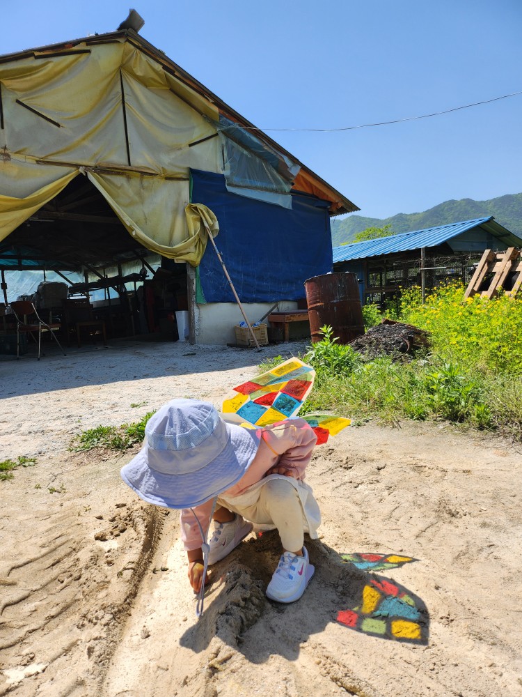 나비 날개를 멘 아이