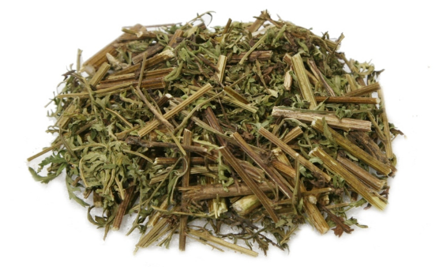 야생에서 채취를 한 인진쑥을 깨끗하게 세척한 후에 건조시킨 것을 하얀 바닥 위에 수북하게 놓아두고 찍은 사진