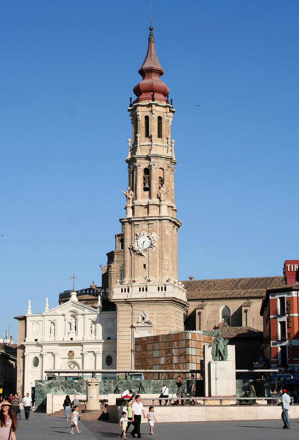 유네스코세계문
시간이 멈춘 마을, 헝가리 홀로쾨(Hollókő) 여행 완벽 가이드! 🇭🇺✨안녕하세요, 잡학다식(雜學多識)입니다. 바쁜 도시 생활, 끝없이 돌아가는 현대 사회 속에서 잠시 벗어나 한 박자 느리게,
yubinsarang.com
🛡️ 무데하르 건축의 보존과 관리: 오늘날의 노력
오늘날까지 무데하르 건축물이 훌륭한 상태로 보존될 수 있었던 것은 끊임없는 보존 노력 덕분입니다. 💖
- '살아있는 유산': 테루엘과 사라고사 지역의 교회들은 여전히 종교적 용도로 사용되고 있으며, 알하페리아 궁전은 아라곤 의회 의사당으로 활용되고 있습니다. 이처럼 건축물들이 계속해서 기능하고 있다는 점은 그 자체로 훌륭한 보존 방법이 됩니다.
- 정부의 관리: 모든 무데하르 유산은 스페인 정부의 '문화재'로 지정되어 있으며, 특히 아라곤 정부는 1983년부터 문화재 보호를 위한 철저한 관리 감독을 시행하고 있습니다.
- 종합적인 관리 계획: 아라곤 정부는 무데하르 유산 관리를 위한 종합적인 '관리 계획'을 수립하고, 정기적인 점검과 기술적인 연구를 병행하고 있습니다. 또한, 전문가들을 위한 교육 과정과 함께, 일반 대중에게 무데하르 건축의 중요성을 알리기 위한 안내 서비스, 가이드북 제작, 접근성 개선 노력(장애인 접근성 연구) 등 다양한 노력을 기울이고 있습니다.
이러한 체계적인 노력을 통해 무데하르 건축은 기후 변화나 인간의 위협으로부터 안전하게 보호받고 있습니다.
![