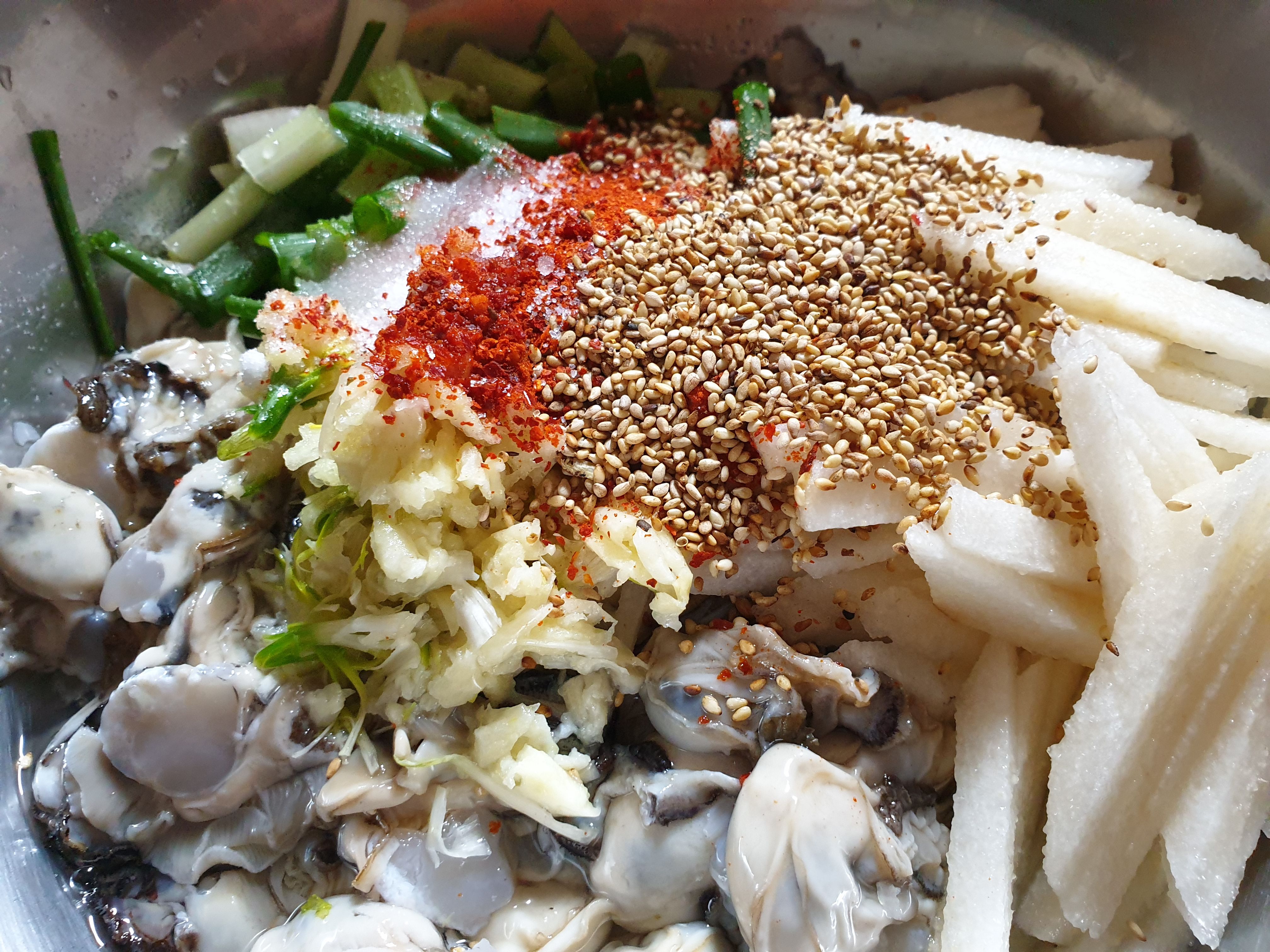 생굴과 야채, 양념장