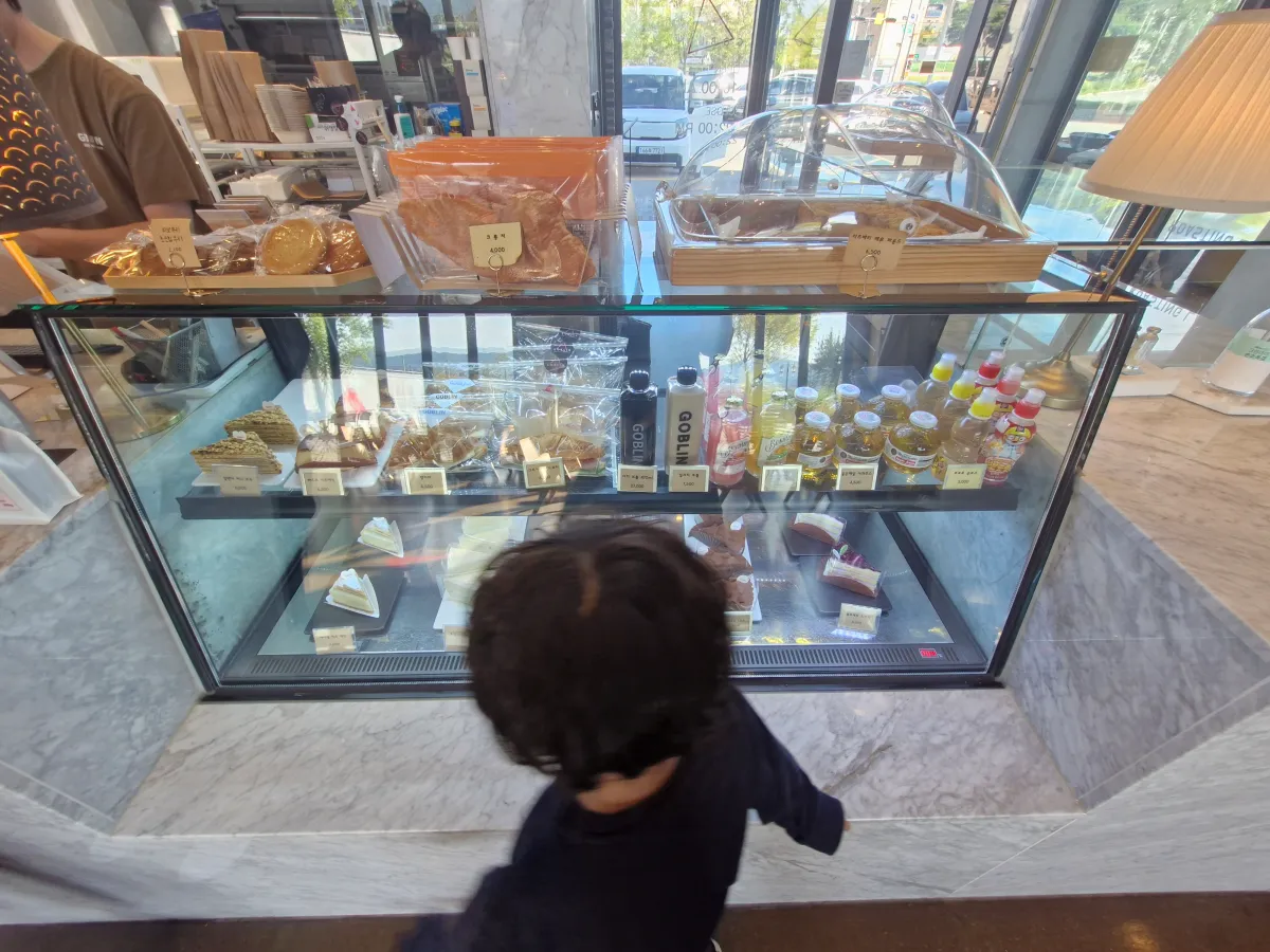 진열대에-빵과-케잌이-진열되어-있는-모습