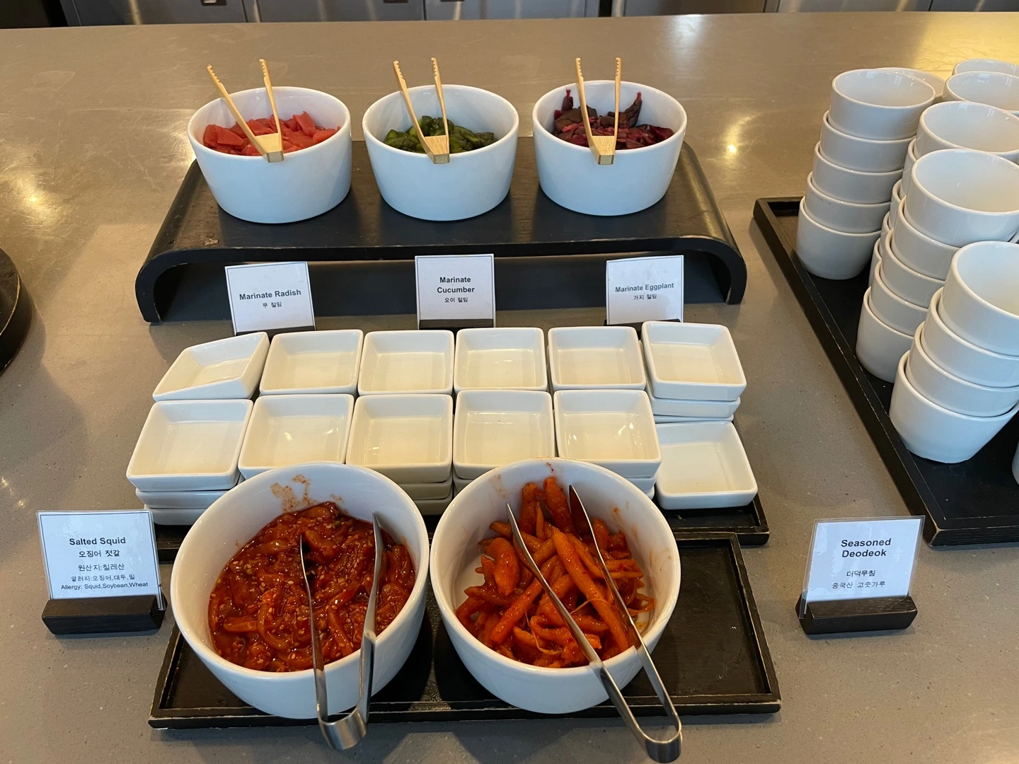 신라스테이-삼성-카페-조식-뷔페-한식-장아찌-오징어-젓갈-더덕무침