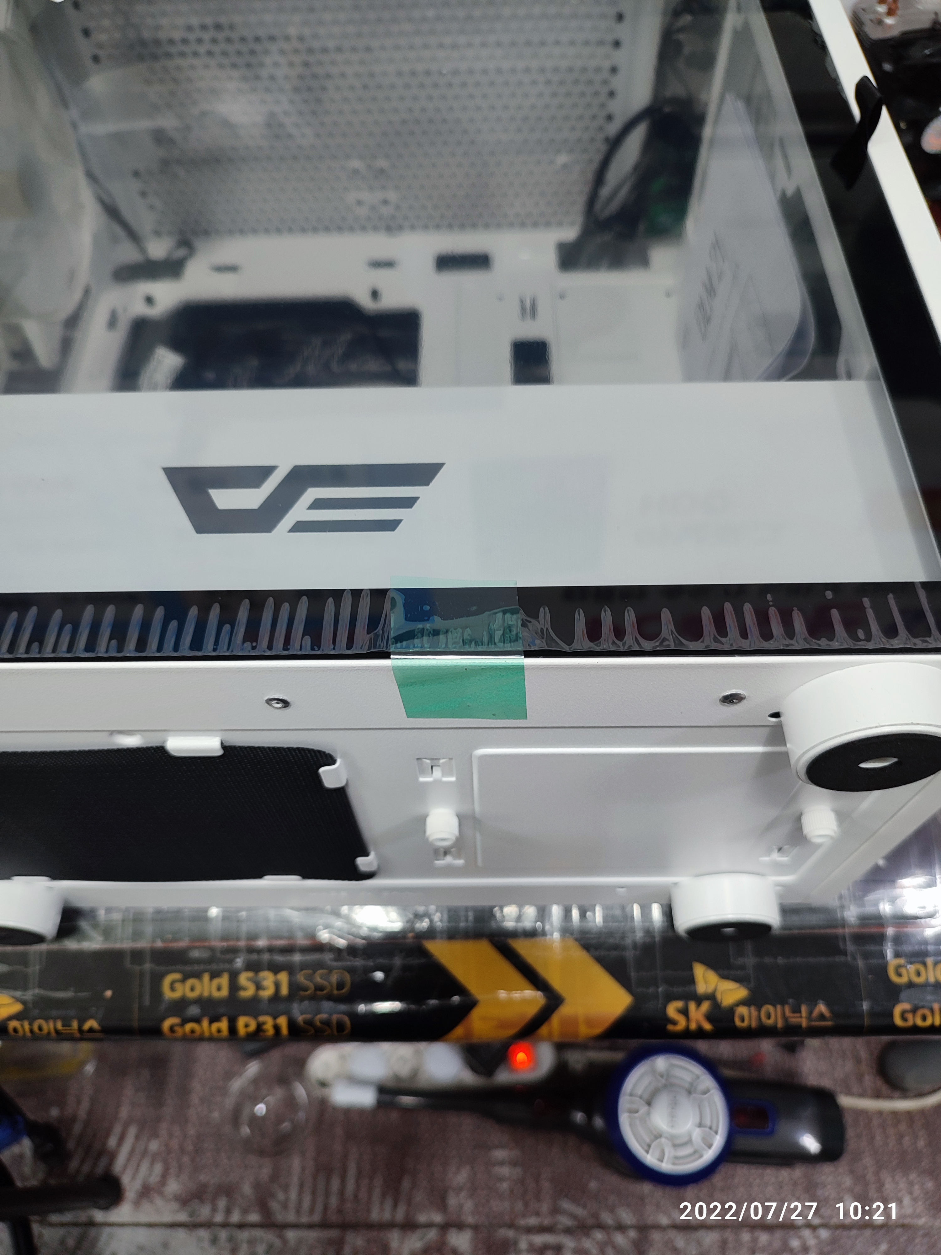 유리 마개가 열리지 않도록 테이프로 고정된 상태