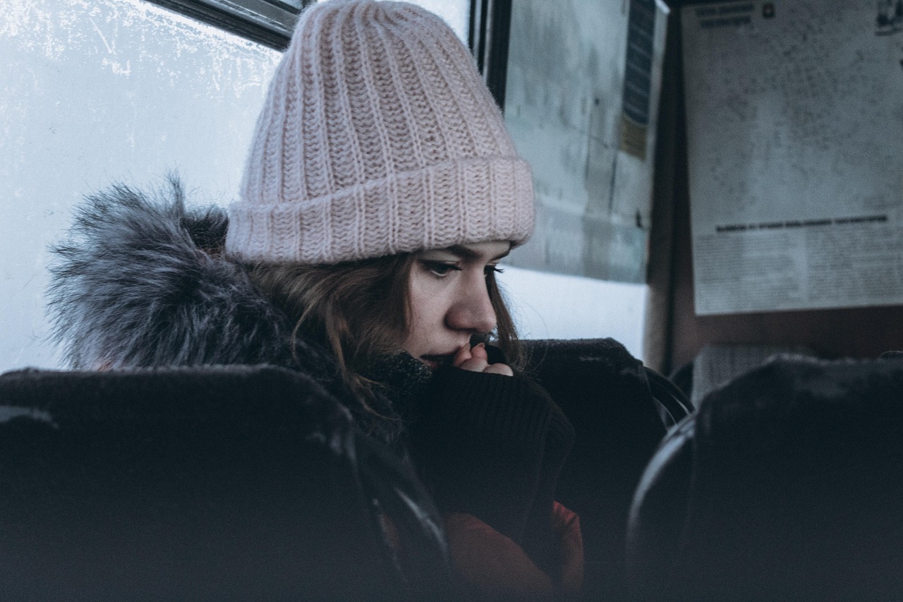 어두운 표정을 하고 두려움에 떨고 있는 여성의 모습