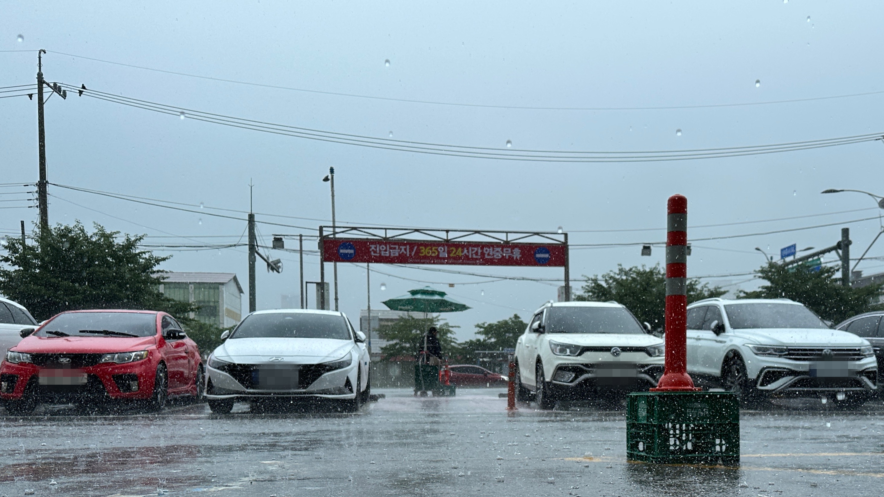 주차장에 비가 내리고 있다