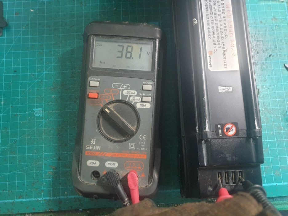 팬텀시티24 전기자전거배터리 전압 측정