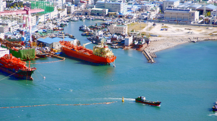 부산 남항 ,영도 수리조선소 전경