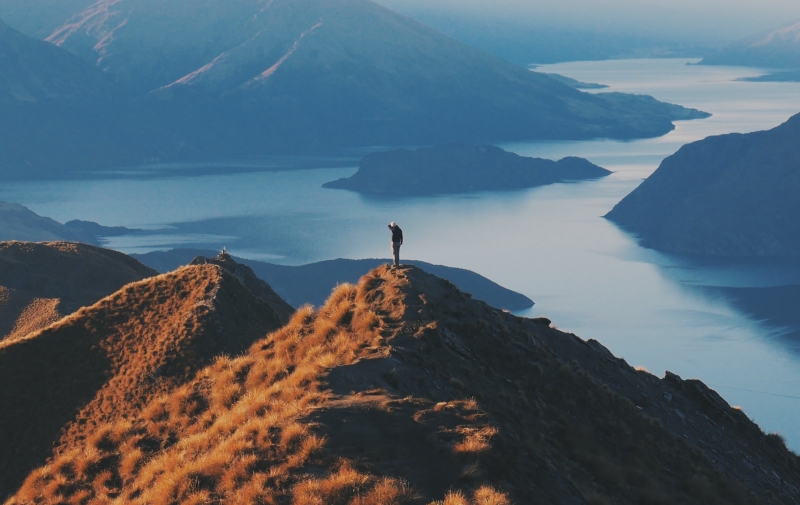 산에 남자가 혼자 서있다.