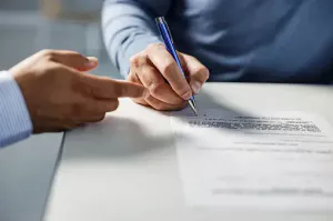 건강보험료 환급 신청하는 사람