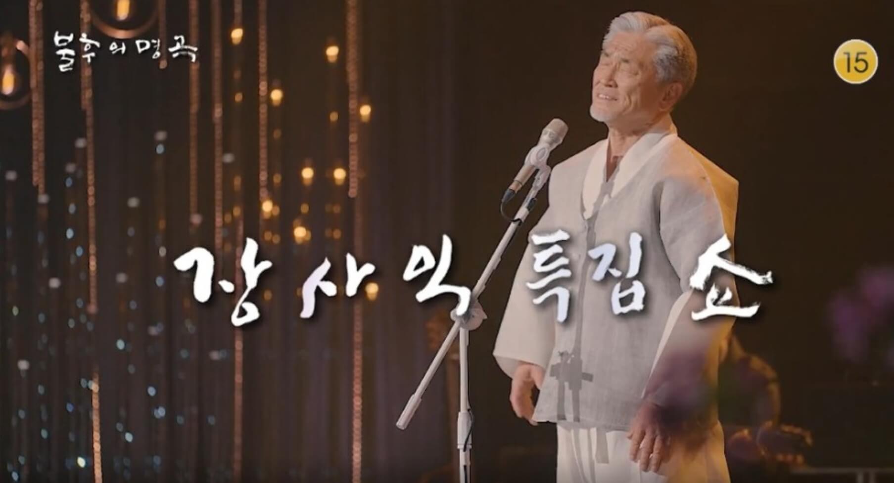 스탠드마이크에-노래하는남성의모습