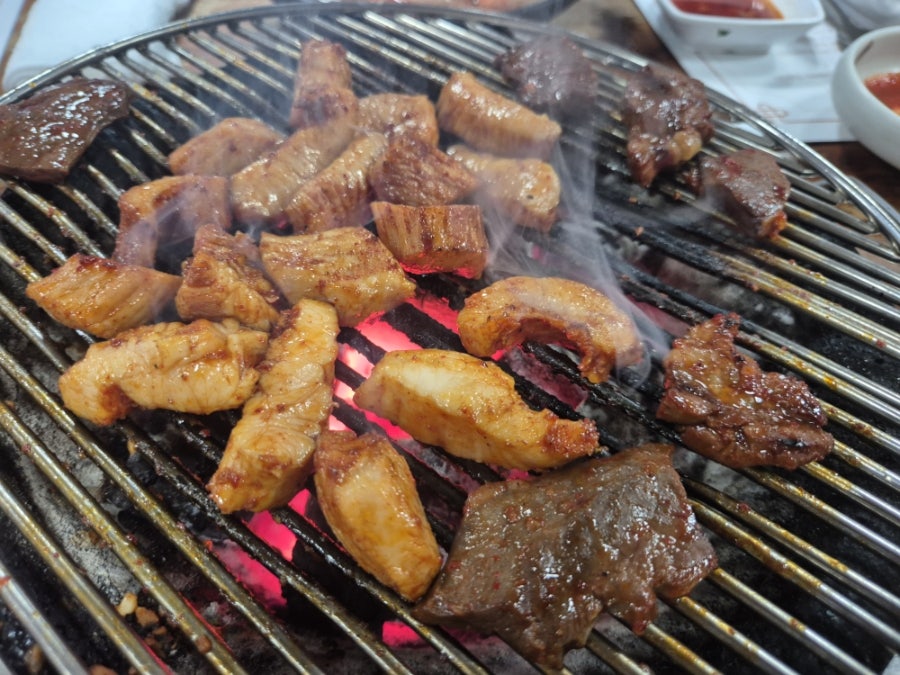 대한민국을 대표하는 양곱창의 에르메스 옛날오막집의 불판