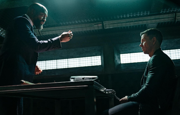 영화-인피니트-마크-월버그와-치웨텔-에지오포