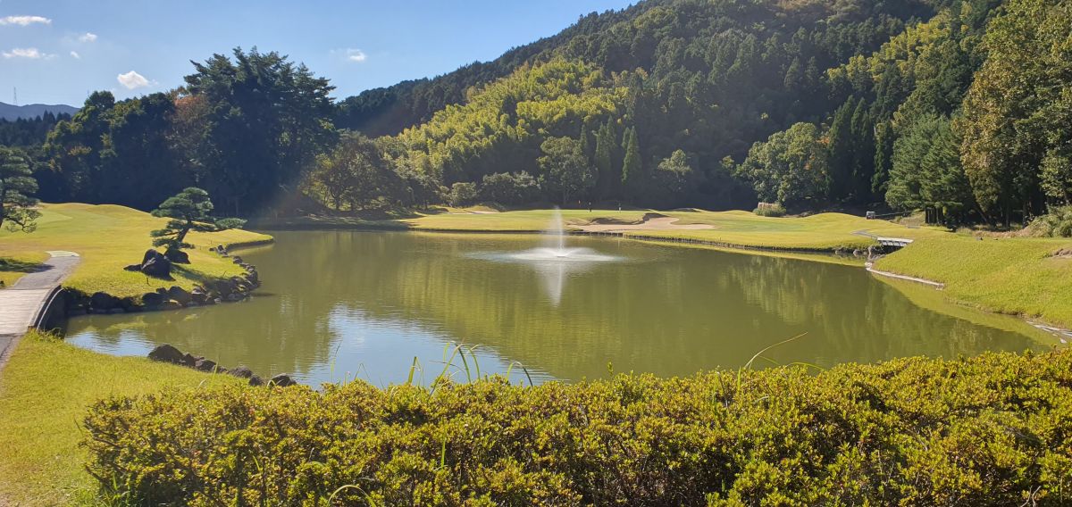 연못과 벙커가 조화를 이루는 JR우치노CC 시그니처 8번홀