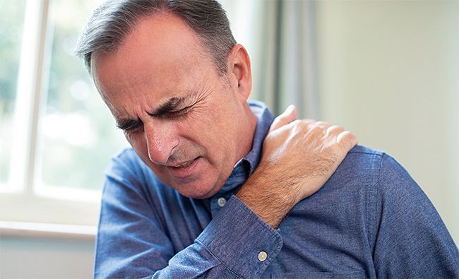 어깨가 아픈 이유