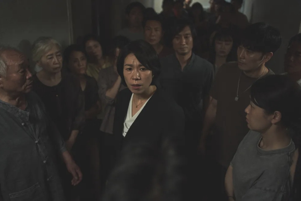 84제곱미터 주인공의 집 앞에 모여든 이웃들