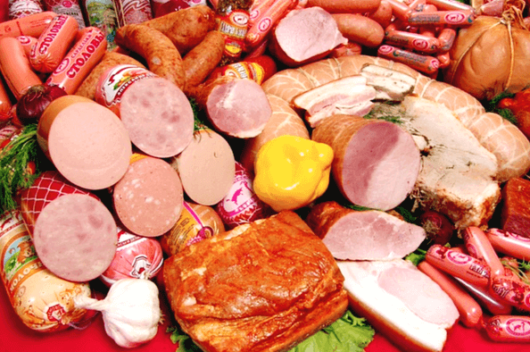 커다란 햄들과 길쭉한 소시지들이 한가득 있다. 햄들은 칼로 반이 잘려진 단면들로 어른 손바닥만큼 큼직하다.