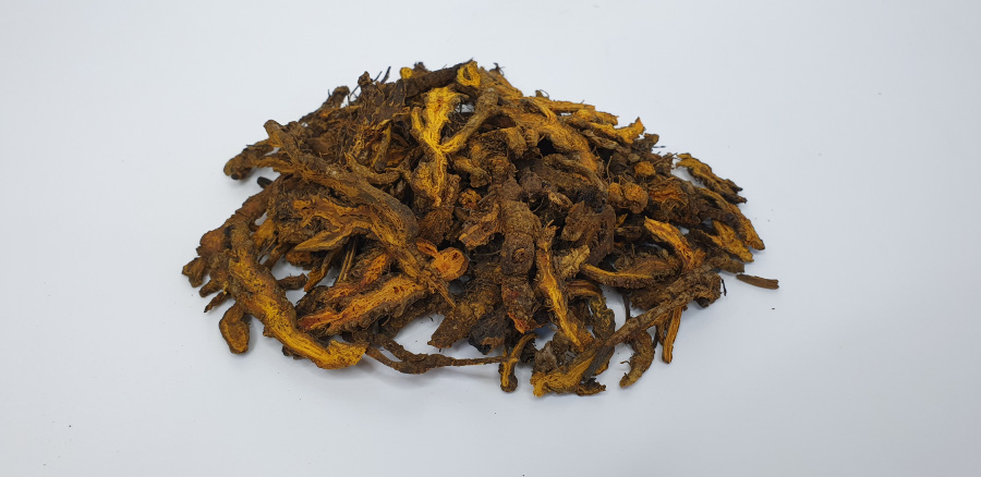 야생에서 채취를 한 노란색의 황련을 깨끗하게 세척하고 편으로 썰어 놓은 것을 하얀 바닥 위에 수북하게 놓아두고 찍은 사진