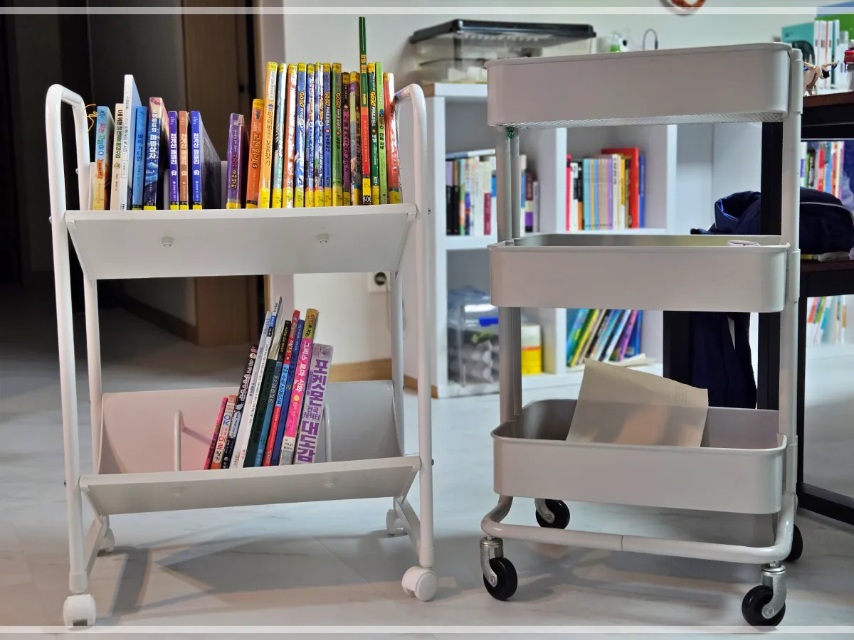 드리밍북카트-책꽂이이-옆에-있는-이동식트롤리