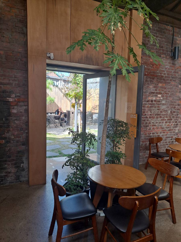 앤드아워 야외공간 출입문