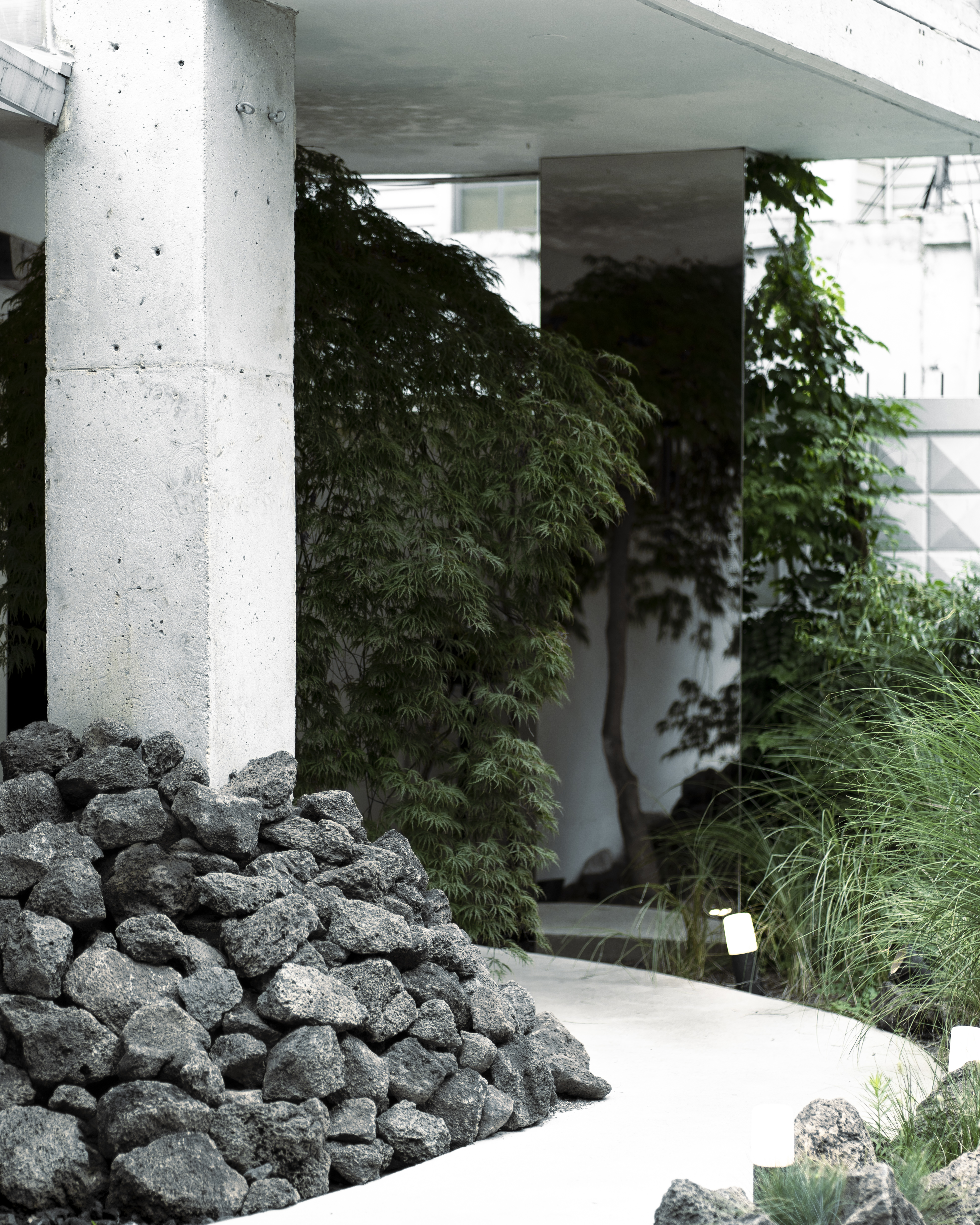 합정 골목에서 어느 가게 입구