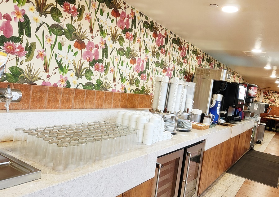 커피 맥주 주스 탄산음료 아이스크림 기계가 있는 음료코너