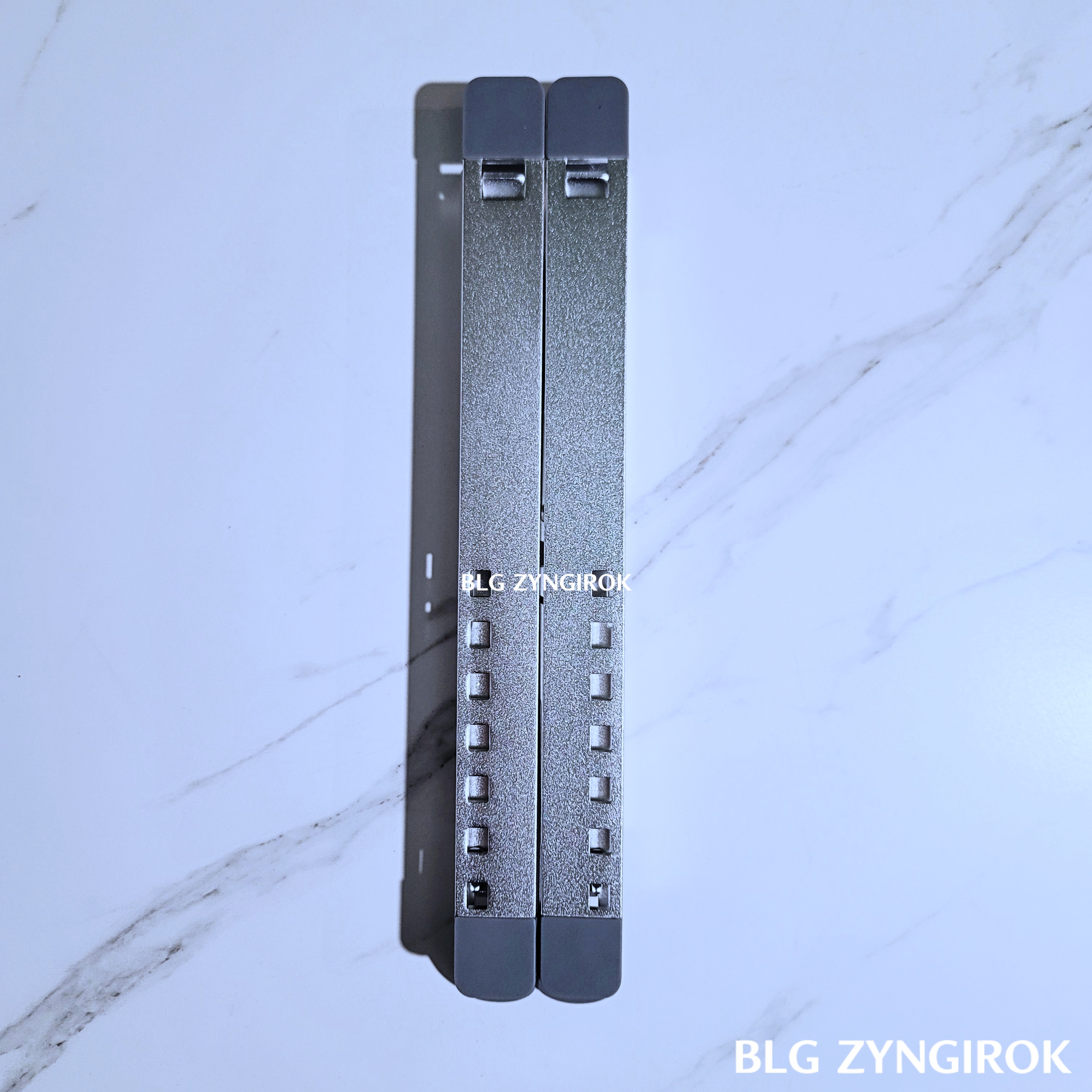 N8 노트북 거치대 아랫면 모습이다.