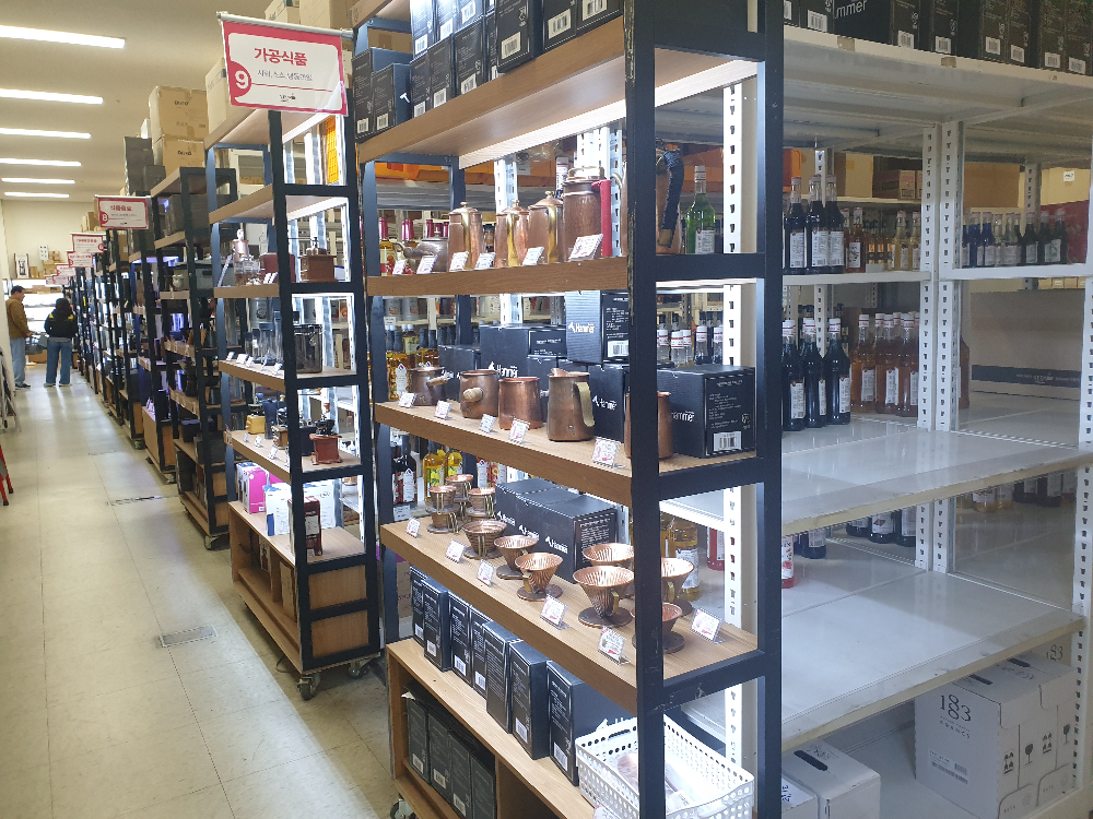 렉이 앞 뒤로 가득차 있고 각 렉마다 커피용품이 진열되어 있다.