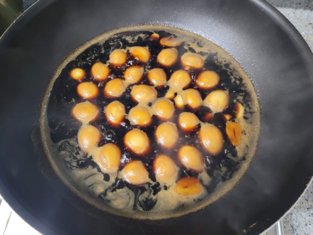 메추리알이 간장 양념을 머금으며 조려지는 과정