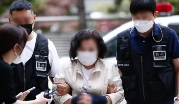 법정에 출석하는 A씨모습