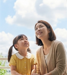 하늘의 구름을 함께 올려다보는 엄마와 아이